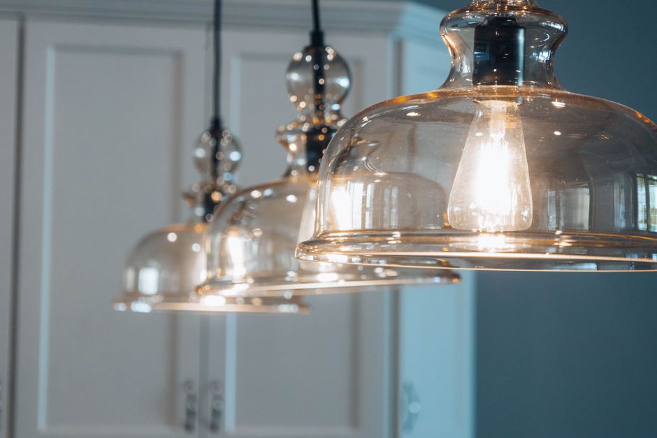 Stilvolle beige Pendelleuchte in einem modernen Wohnzimmer, die für eine gemütliche Atmosphäre sorgt.
